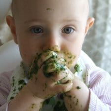 Kind schmiert mit Spinat