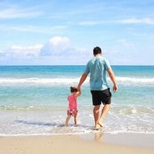 Vater mit Sohn am Strand