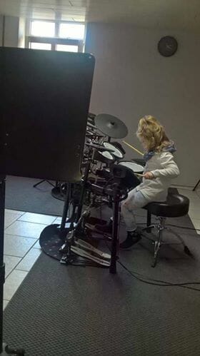 Anja am Schlagzeug