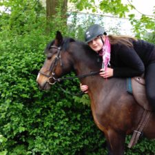 Dinah auf dem Pferd
