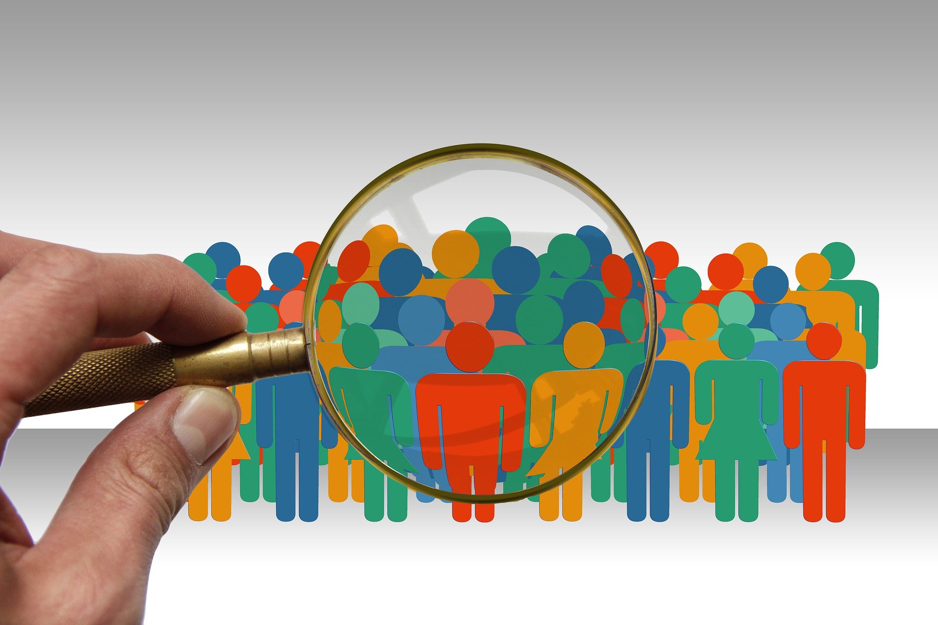 personenzentriert Eine Person wird mit der Lupe genauer betrachtet