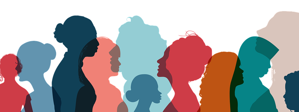 Silhouetten von mehreren Köpfen